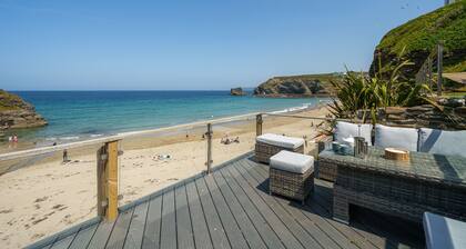 5 Star Award Winning! Hot Tub & Sea View & Fire Pit & Cinema Den & Beach Access!