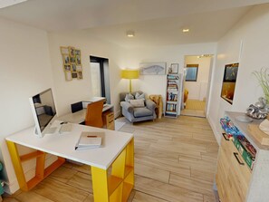 TV connectée, cheminée, jeux vidéo, baby-foot