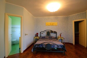 3 chambres, coffres-forts dans les chambres, fer et planche à repasser