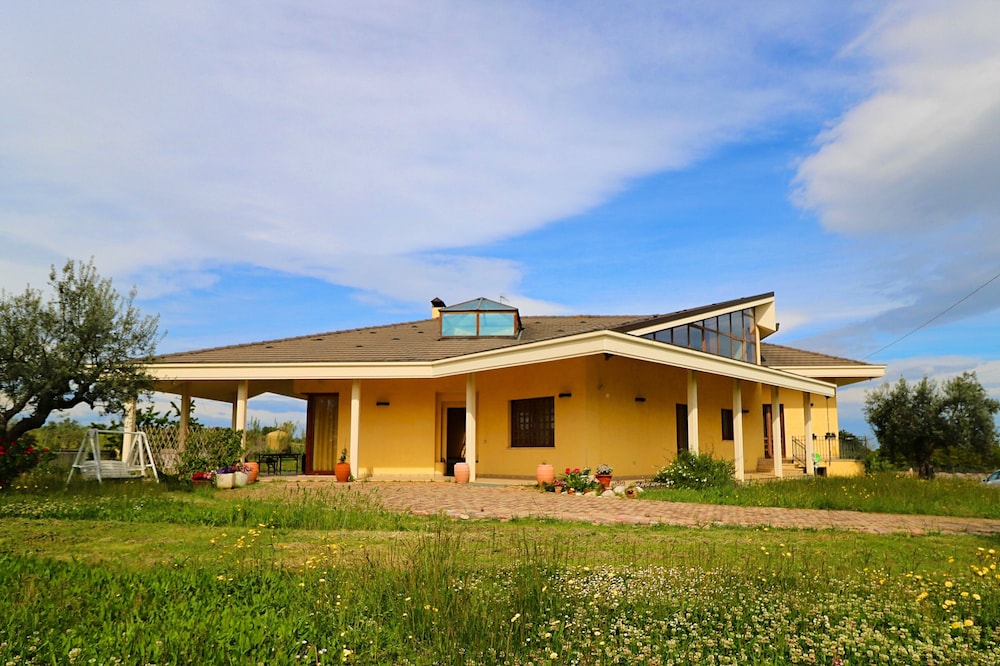 Villa with large garden 10 minutes from the beach