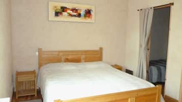 Triple Room (Saint Emilion) | Desk, iron/ironing board, free cots/infant beds, free WiFi