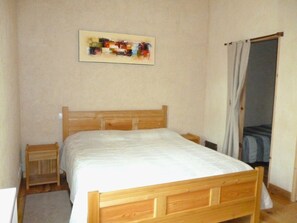 Triple Room (Saint Emilion) | Desk, iron/ironing board, free cribs/infant beds, free WiFi - Chambres d'hôtes Le Bourdieu (Soulignac)