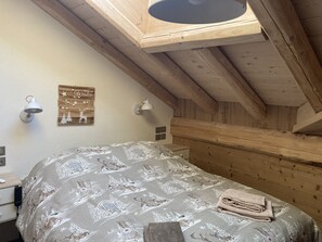 3 dormitorios, tabla de planchar con plancha, ropa de cama