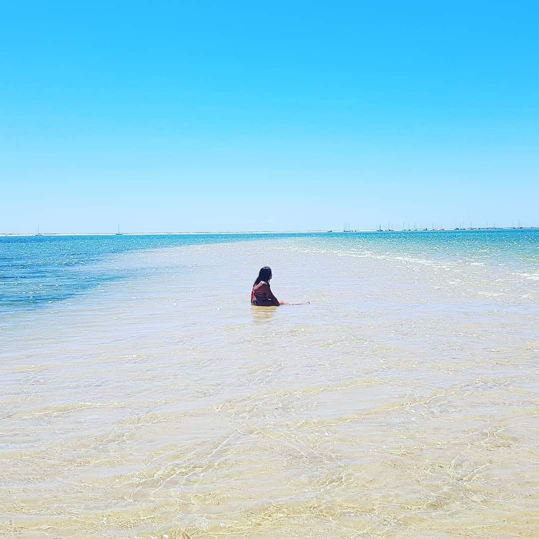 بالقرب من الشاطئ، كراسي للتشمس، مناشف للشاطئ