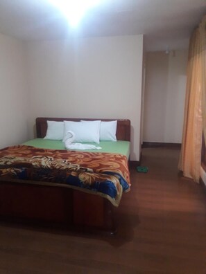 Individuell eingerichtet, schallisolierte Zimmer, Bügeleisen/Bügelbrett