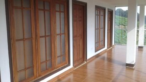 Un couloir avec des portes en bois et un sol carrelé.