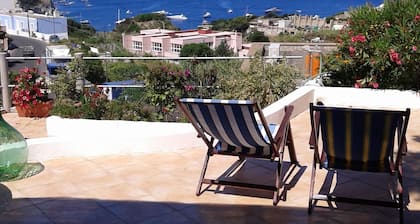 RESIDENCELAPIANA CON STUPENDA VISTA MARE  PONZA