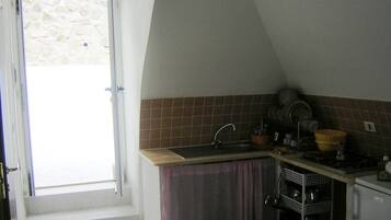 Refrigerador, horno, utensilios de cocina y comedor