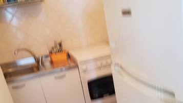 Refrigerador, horno, utensilios de cocina y comedor