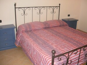 2 dormitorios, tabla de planchar con plancha, ropa de cama