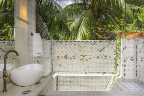 Habitación Signature, varias camas, no fumadores, vistas a la laguna (Room 2) | Ducha del cuarto de baño