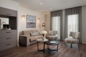 行政套房 | 客廳 | 42 吋平面電視連數碼電視頻道、電視