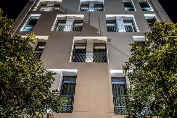 A szálláshely homlokzata – este/éjszaka