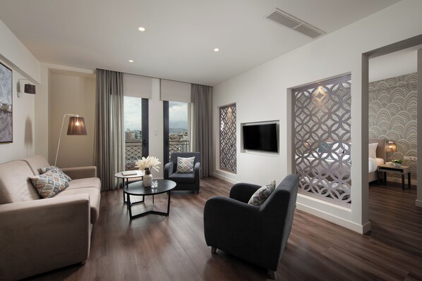 Executive Suite | 1 bedroom, Egyptian cotton sheets, premium bedding, in-room safe