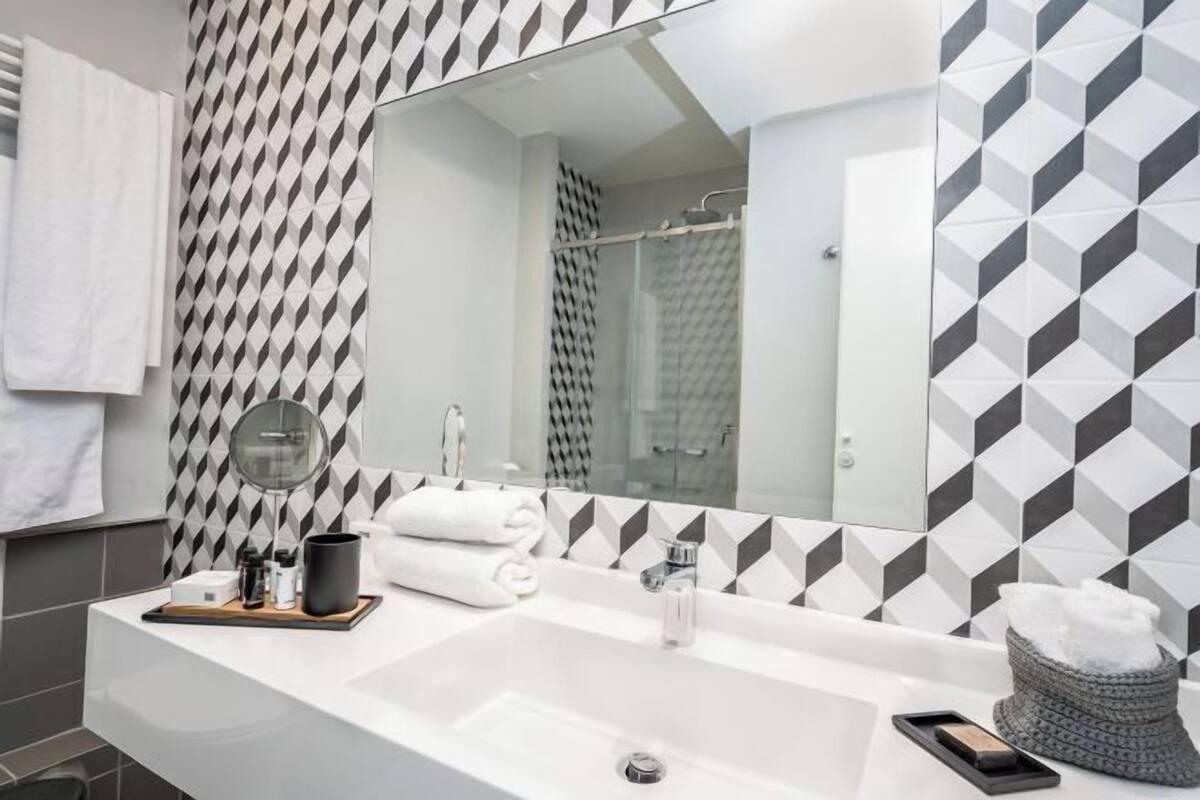 Dusj, regndusjhode, designertoalettartikler og hårføner