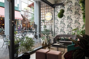 Lobby sitting area - Urban Nest - Suites & Apartments (Athens)