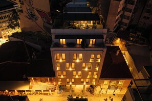 Fassade der Unterkunft – Abend/Nacht