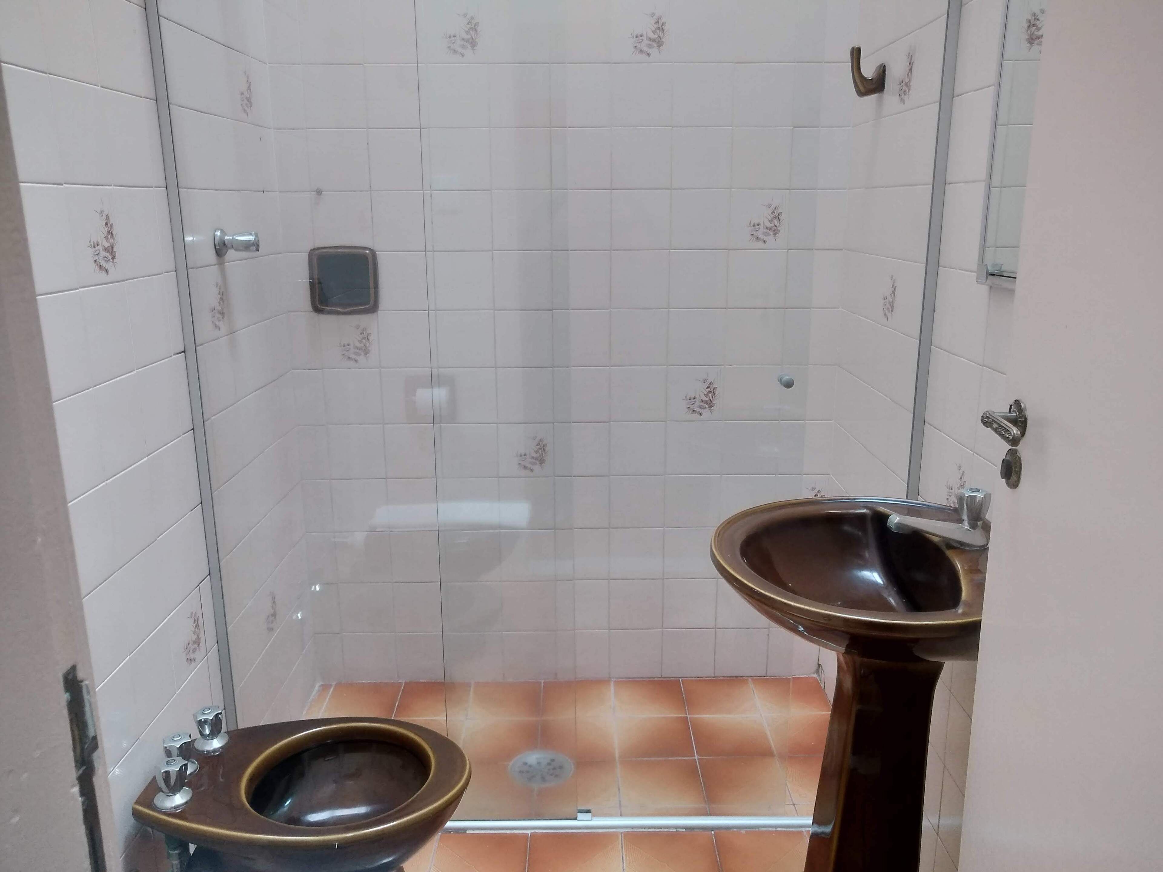 standard triple room, 3 single beds | bathroom | shower, towels, soap, shampoo