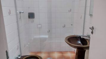 Standard Triple Room, 3 Twin Beds | Bathroom | Shower, towels, soap, shampoo