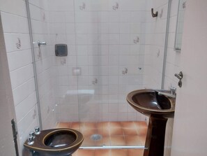 A bathroom with a toilet, bidet, and sink. - Lelis Hotel (Itapira)