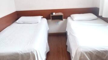 Standaard Twin kamer, 2 eenpersoonsbedden | Een minibar, een bureau, een strijkplank/strijkijzer, gratis wifi