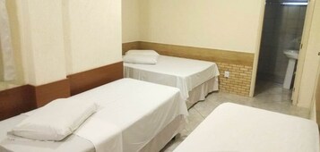 Minibar, escritorio, tabla de planchar con plancha y wifi gratis 