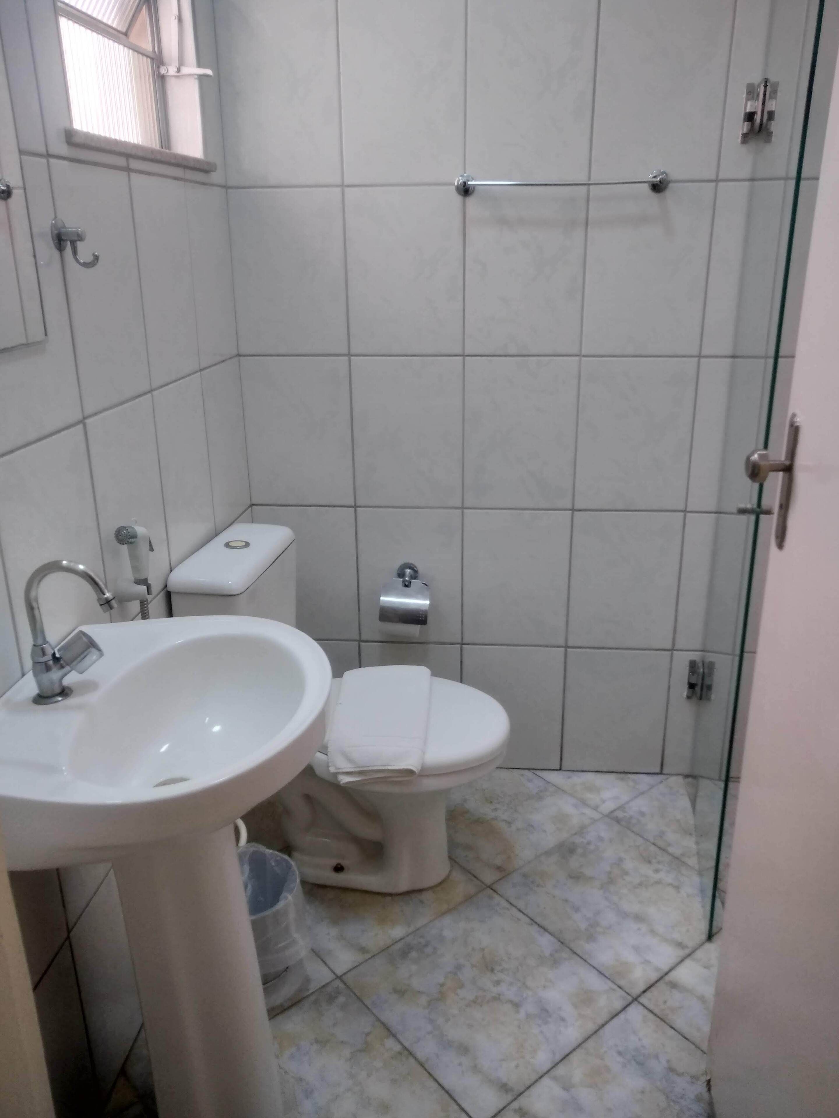 standard single room, 1 single bed | bathroom | shower, towels, soap, shampoo