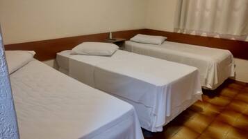 Standaard driepersoonskamer, 3 eenpersoonsbedden | Een minibar, een bureau, een strijkplank/strijkijzer, gratis wifi