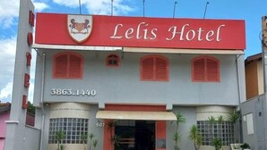 Un edificio con fachada roja y blanca, donde se destaca el nombre 'Lelis Hotel' en la parte superior.