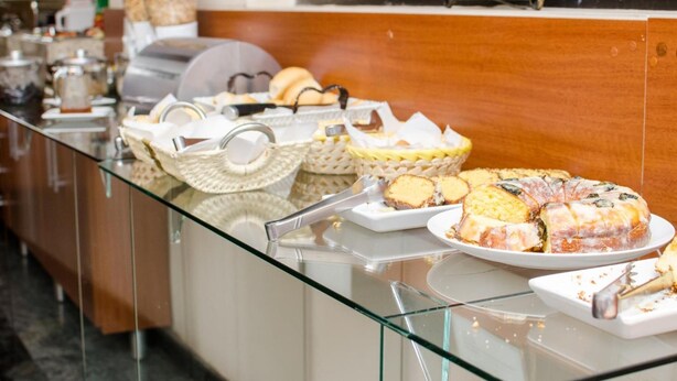 Mostrador de buffet con diversos alimentos y utensilios.