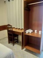 Minibar, escritorio, tabla de planchar con plancha y wifi gratis 