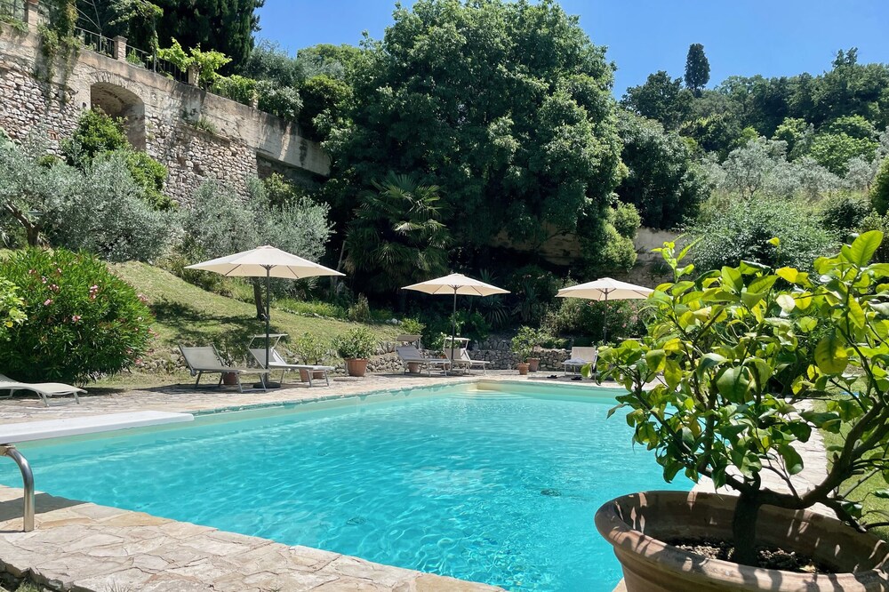 Apartment (Sleeps 2 or 4 ) with pool and short walk to town