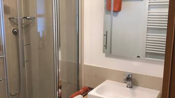 Apartemen (FeWo Fernsicht) | Kamar mandi | Shower dan handuk