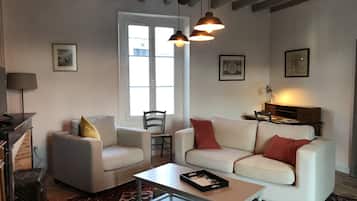City Townhome | Living area | Flat-screen TV