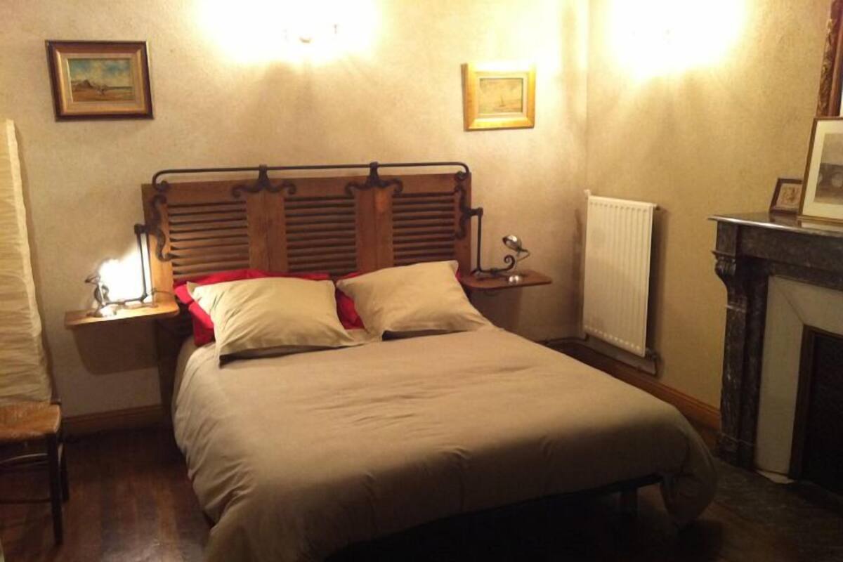 Double Room (Leo) | Soundproofing, iron/ironing board (on request), WiFi (free)