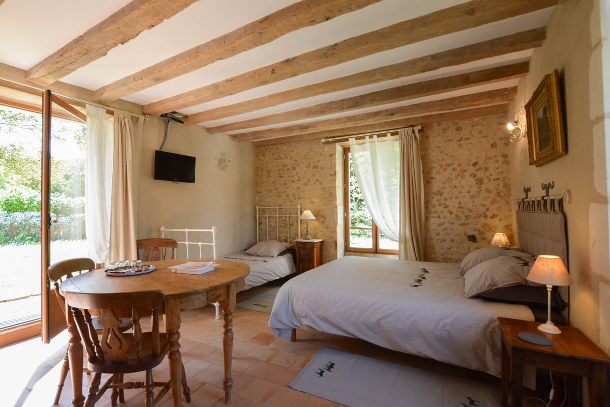 Triple Room (Marie) | Soundproofing, iron/ironing board (on request), WiFi (free)