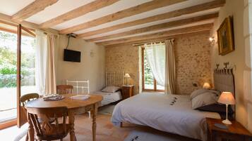 Triple Room (Marie) | Individually decorated, individually furnished, soundproofing