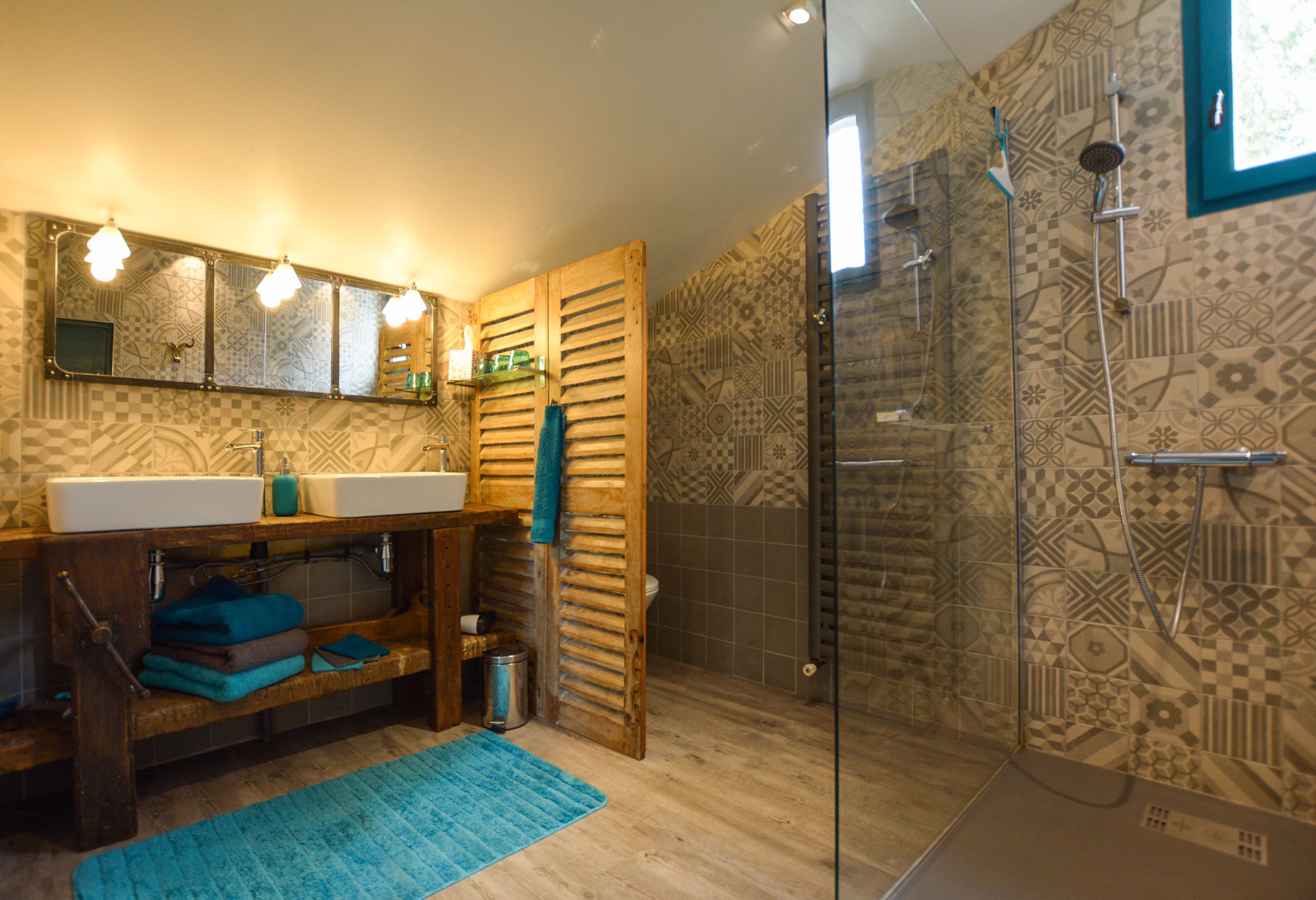 Triple Room (Jerome) | Bathroom | Shower, free toiletries, hair dryer, slippers