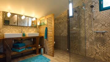 Triple Room (Jerome) | Bathroom | Shower, free toiletries, hair dryer, slippers