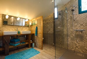 Triple Room (Jerome) | Bathroom | Shower, free toiletries, hair dryer, slippers