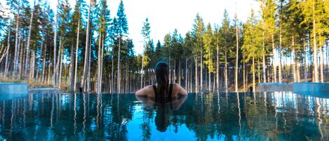 Una piscina techada, una piscina al aire libre