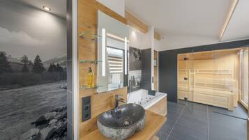 Exclusive Cottage, 3 Bedrooms | Badezimmer | Badewanne und Dusche (separat), Whirlpool, Regendusche