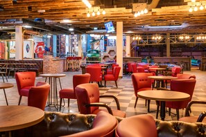 2 bars/lounges