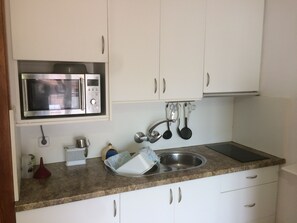 Frigorífico, microondas, placa de cocina y cafetera o tetera