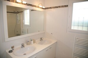 Badewanne, Haartrockner, Handtücher