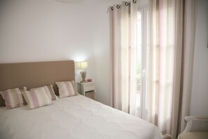 4 Schlafzimmer, Schreibtisch, Bügeleisen/Bügelbrett, Reisekinderbett