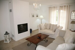 TV connectée, cheminée, livres