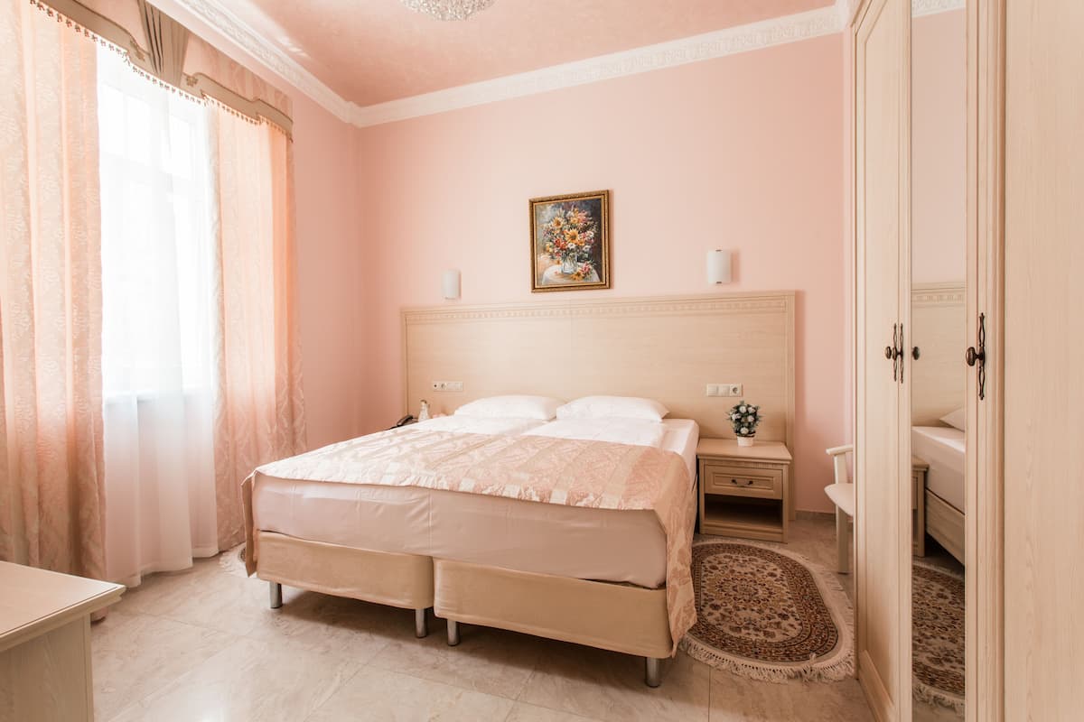 Standard-Doppelzimmer, 1 Doppelbett und Schlafsofa | 1 Schlafzimmer, hochwertige Bettwaren, Daunenbettdecken, Minibar
