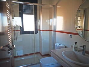 Ensemble douche/baignoire, sèche-cheveux, bidet, serviettes fournies
