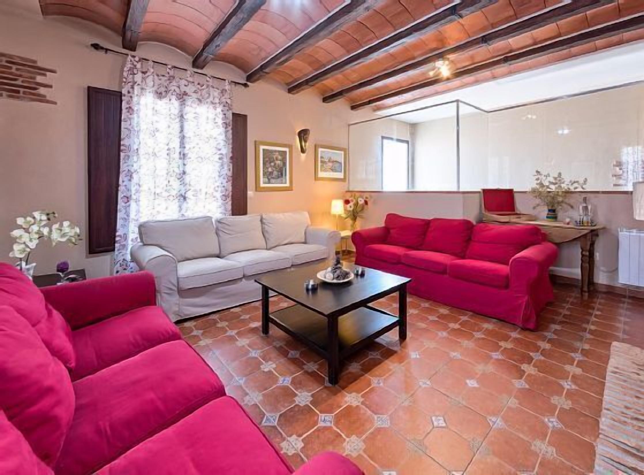 Una televisión, una chimenea, un reproductor de DVD